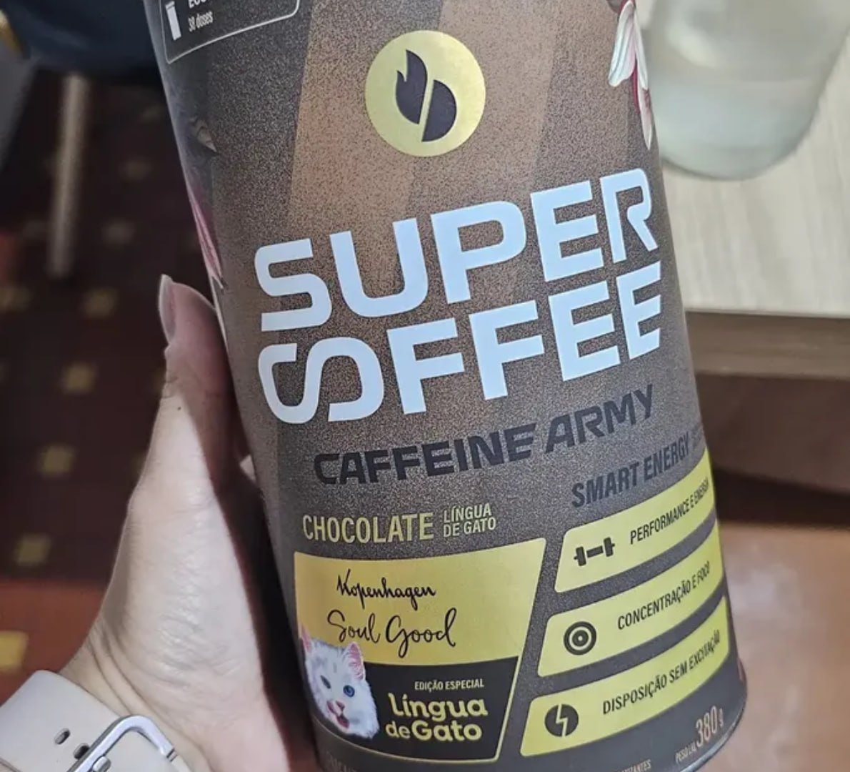 VAI TOMAR CAFÉ E AINDA VAI TER UM GATO NA XÍCARA? 😻