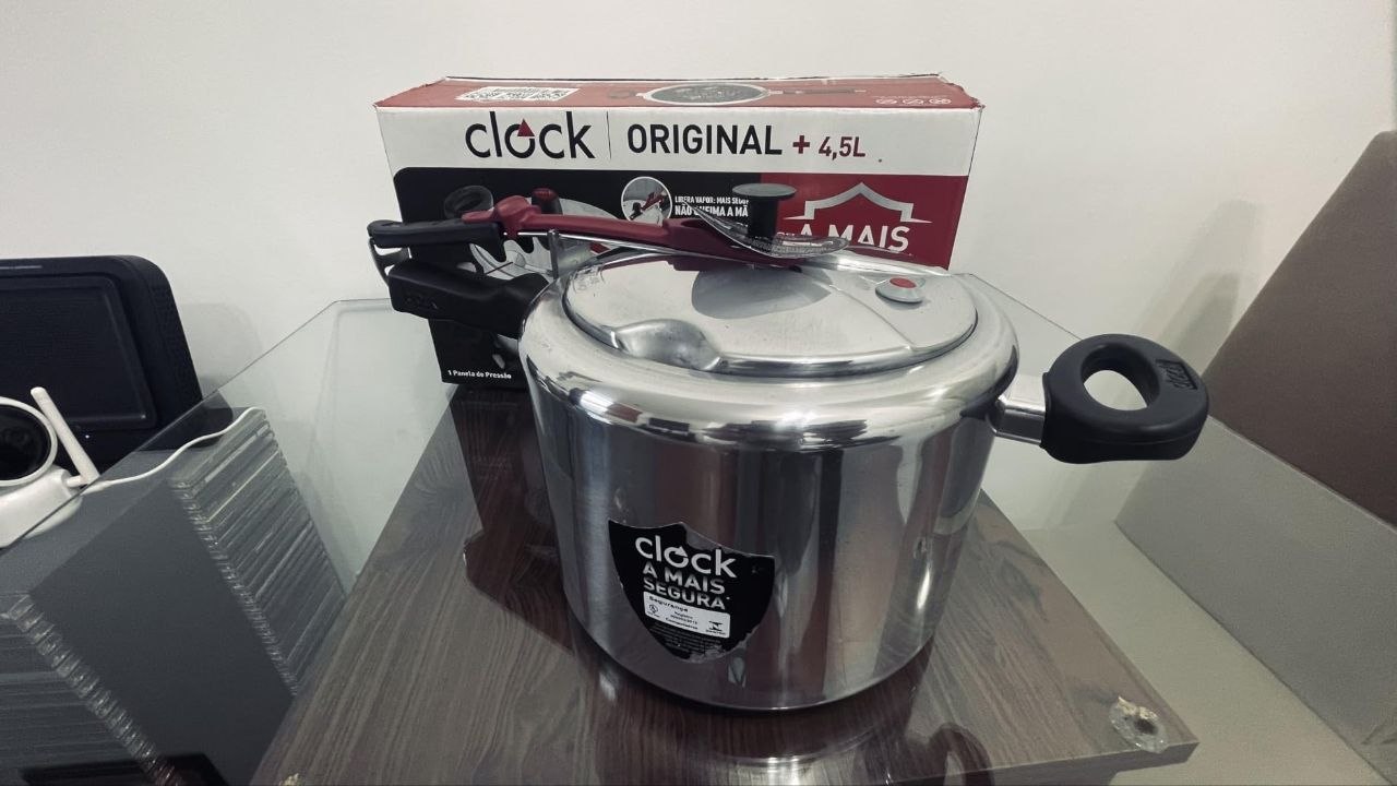 Panela de Pressão Clock Original com Fechamento Interno 4,5 Litros