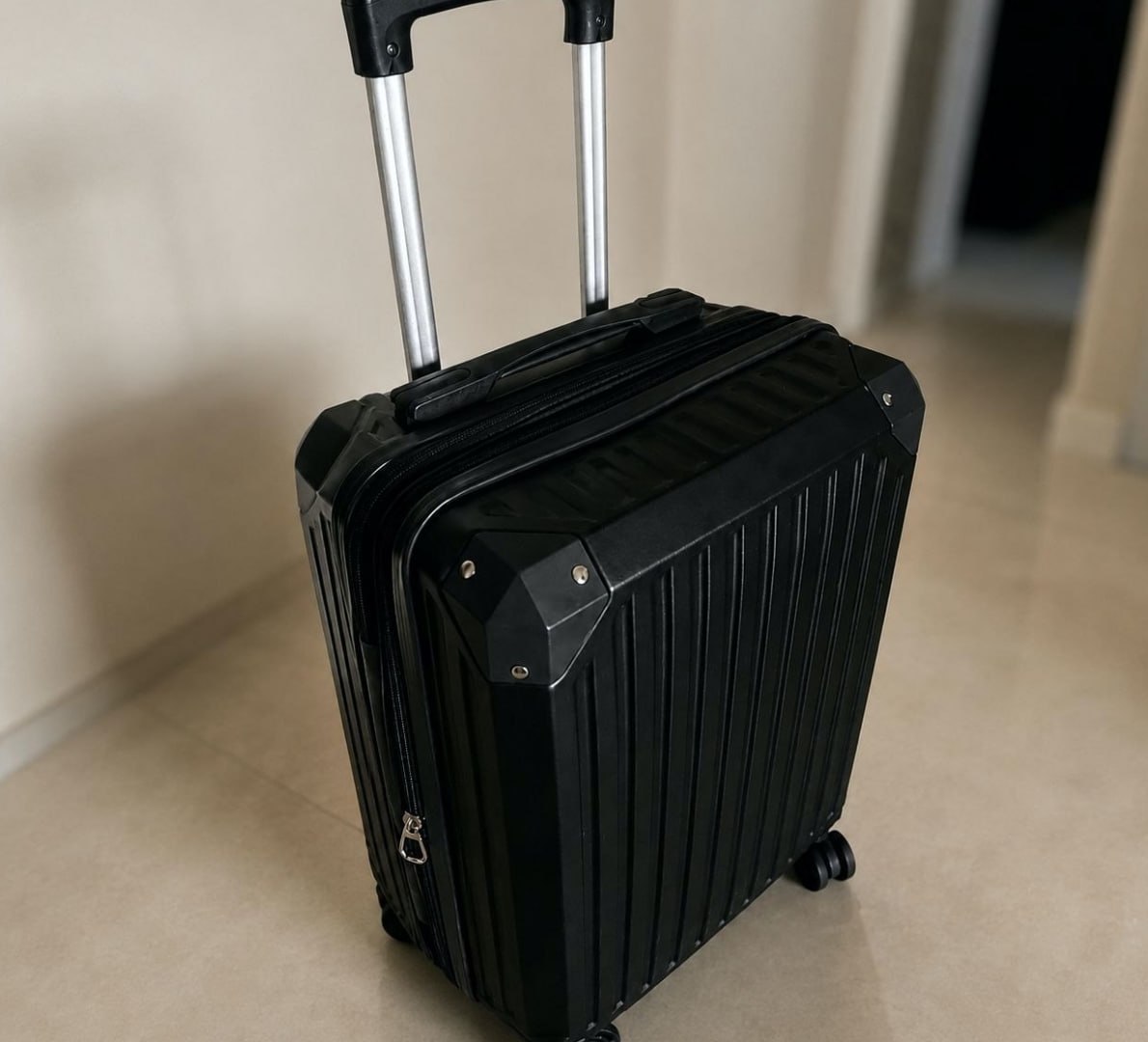 MALA RÍGIDA COM RODINHAS, É PRA SAIR SEM ARRANHÃO! 🎒