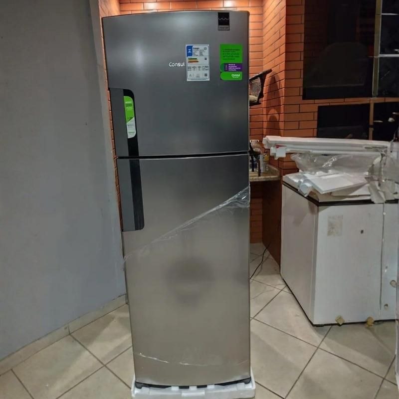 Mantenha seus alimentos frescos por mais tempo com a geladeira que é puro estilo! ✨🍇🥛
