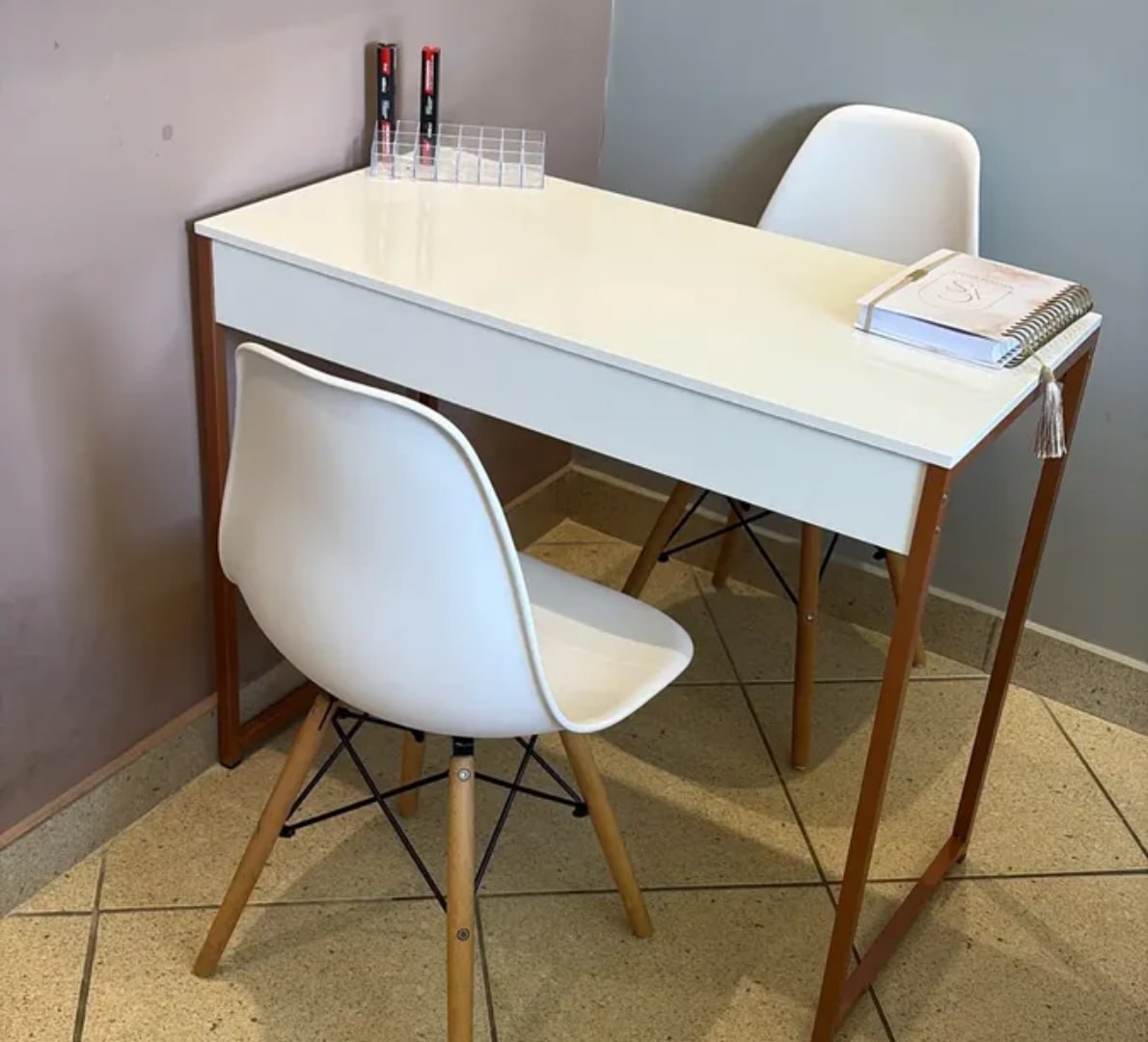 ESQUECE A CAMA, AGORA A MESA É O NOVO SOFÁ DA SALA! 🛋️
