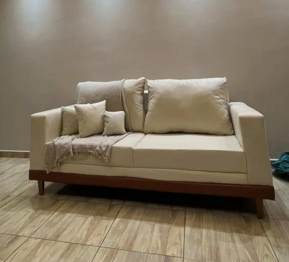 CUIDADO, ESSE SOFÁ ABRAÇA MAIS QUE AMIGO CARENTE! 🛋️