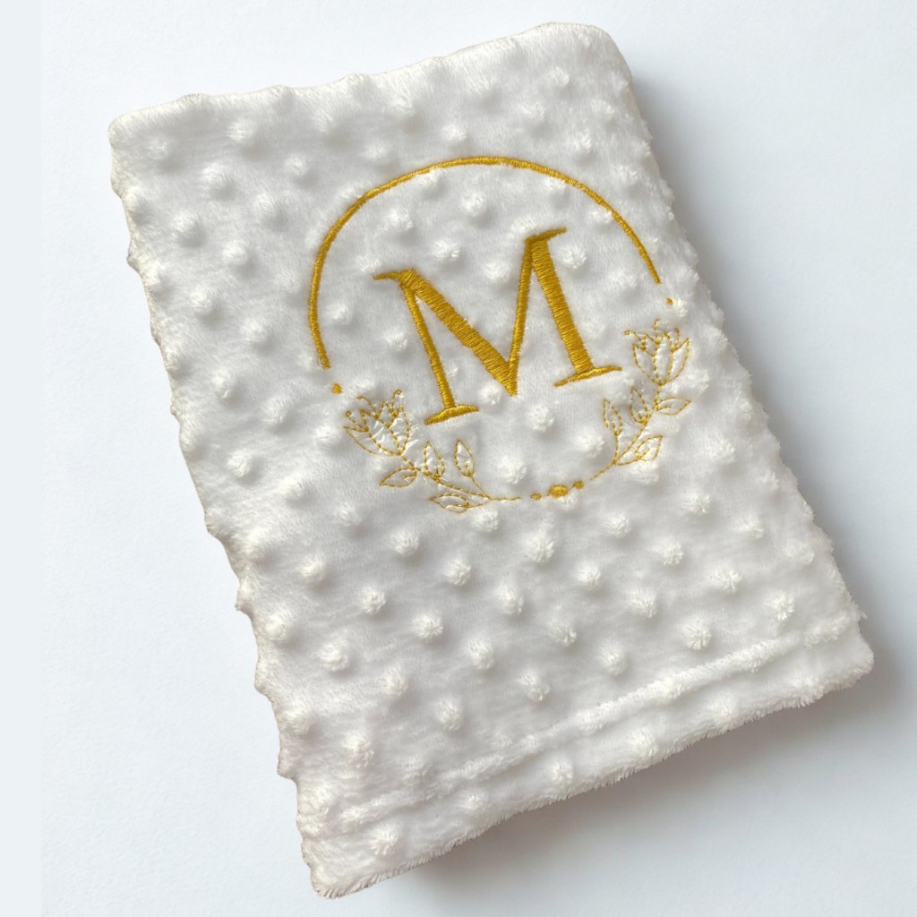 🛍️ Manta Cobertor Bebê RN Personalizado com Inicial Letra Dourada Bordado Mantinha Menino