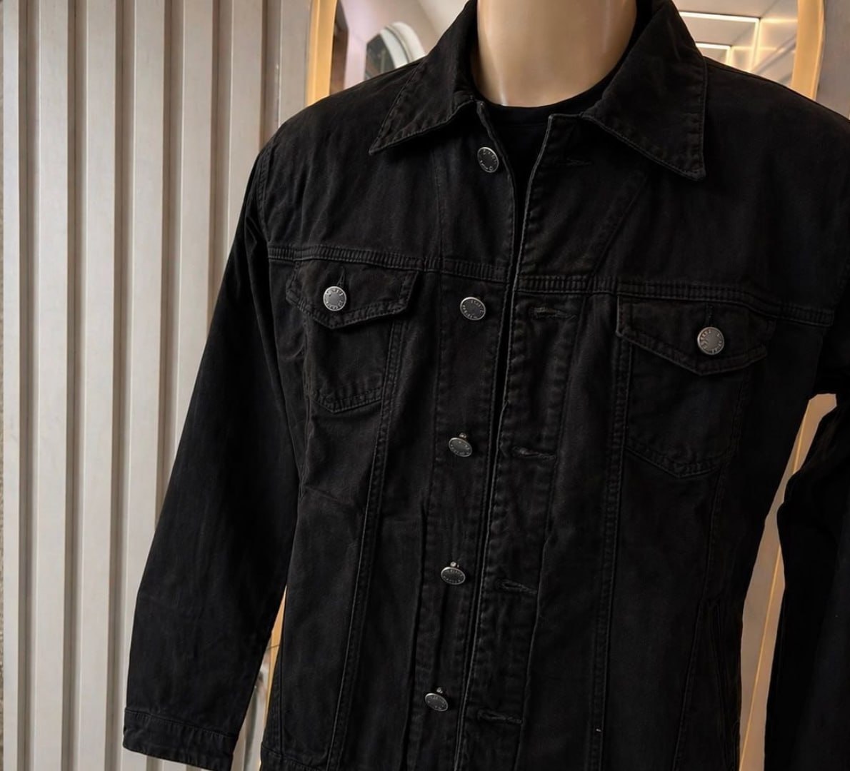 JAQUETA JEANS: A ARMADURA DO HERÓI URBANO, PARÇA! 😎