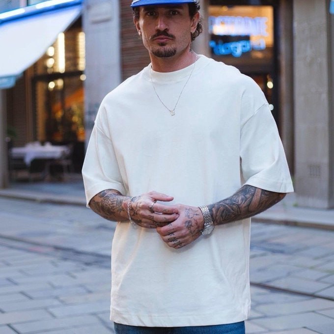 CAMISETA TÃO OVERSIZED QUE EU ME PERCO NELA, PARÇA! 😅
