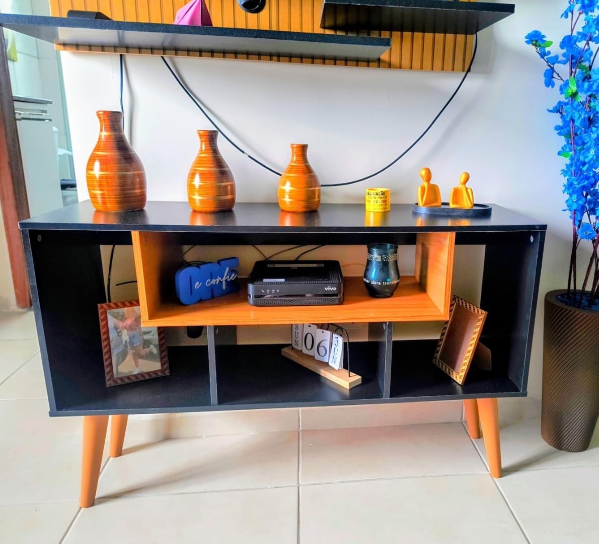 CHEGA DE TV EM PÉ, AGORA É SÓ "DEITAR" NO RACK! 😂