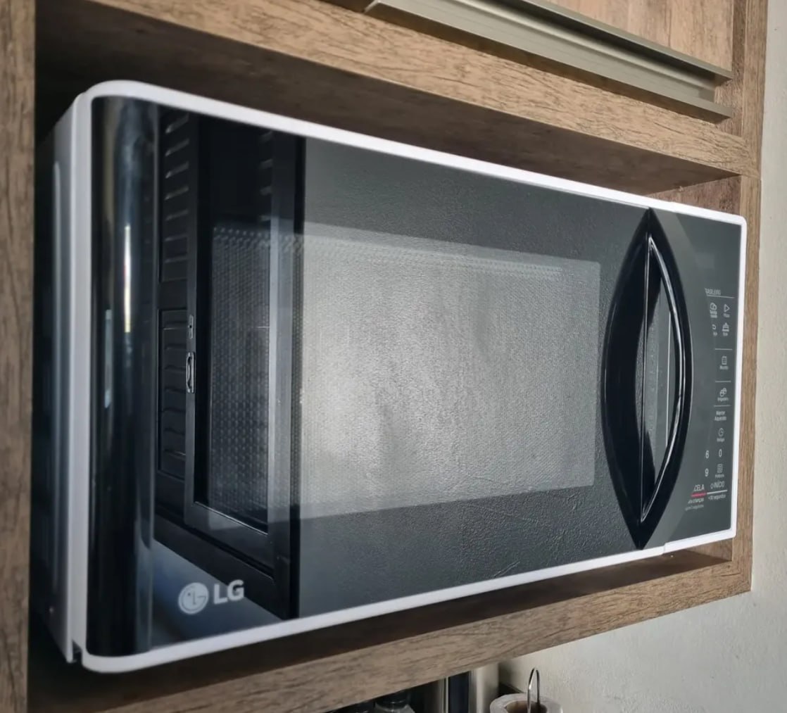 AÍ, BROTHER, ESSE MICRO-ONDAS É TIPO UM CHEF SEM TERNO! 🍽️