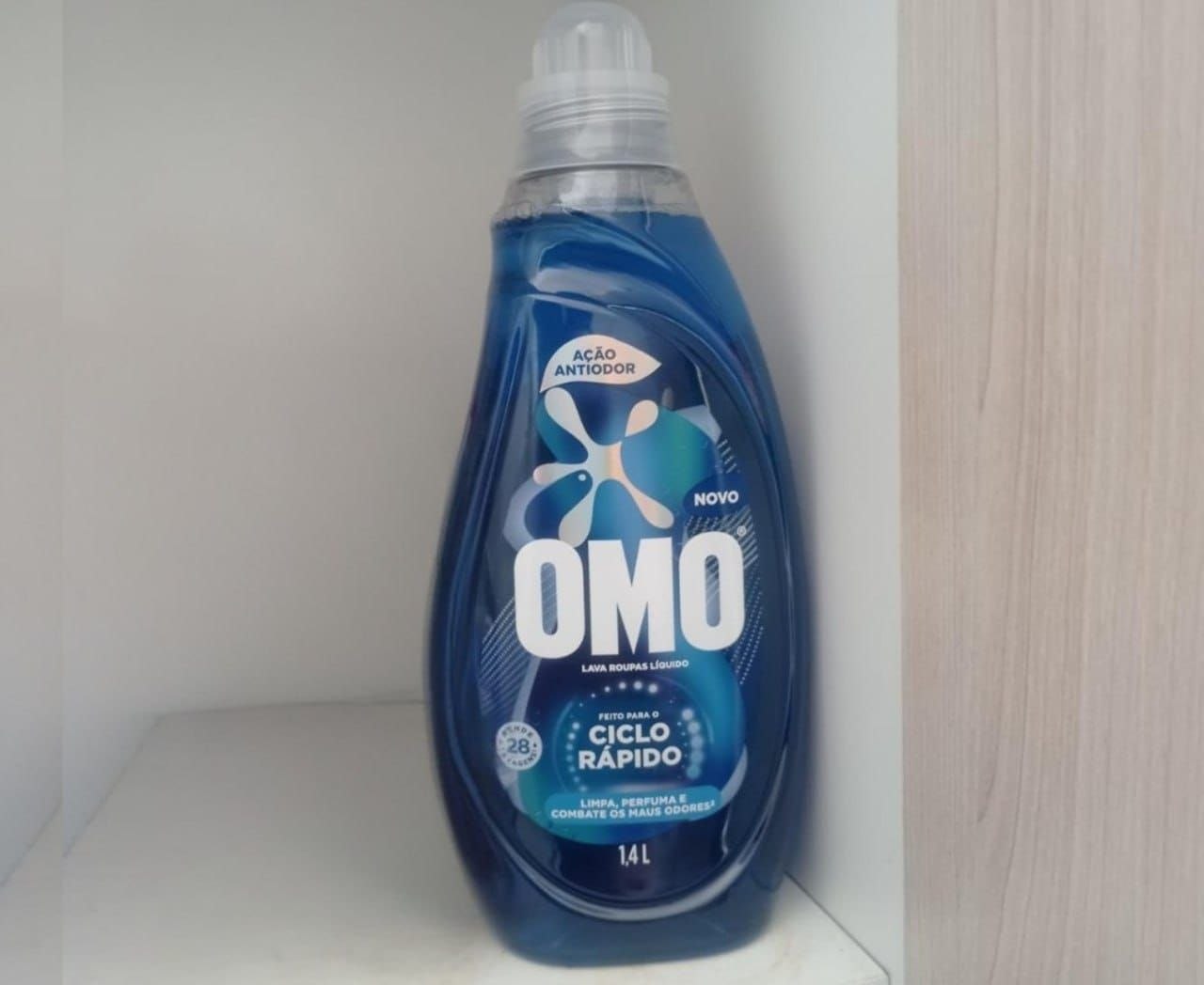 Lava-Roupas Líquido Omo 1,4L