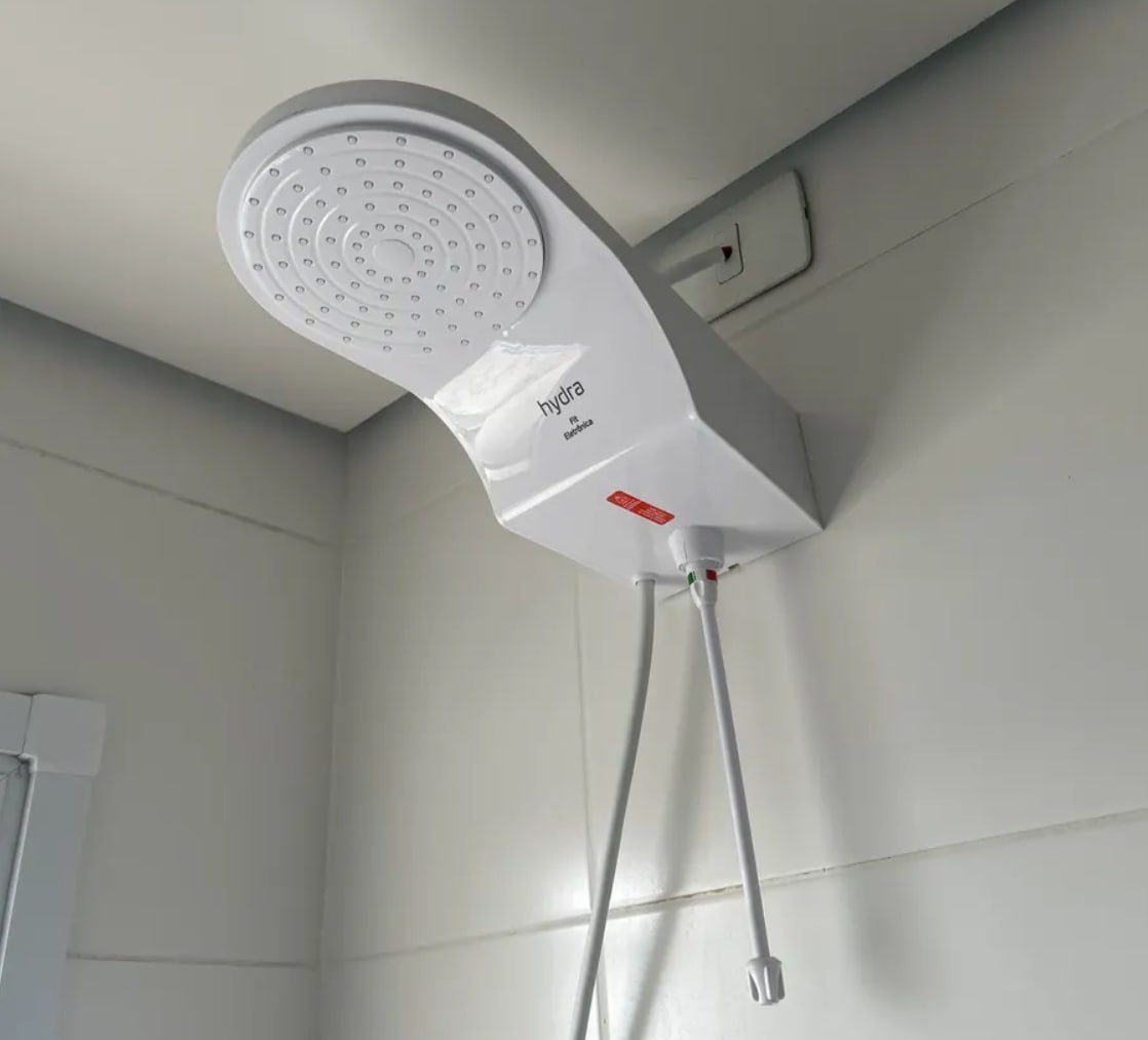 CHUVEIRO QUE ESQUENTA MAIS RÁPIDO QUE A FOFOCA DO BAIRRO! 🚿
