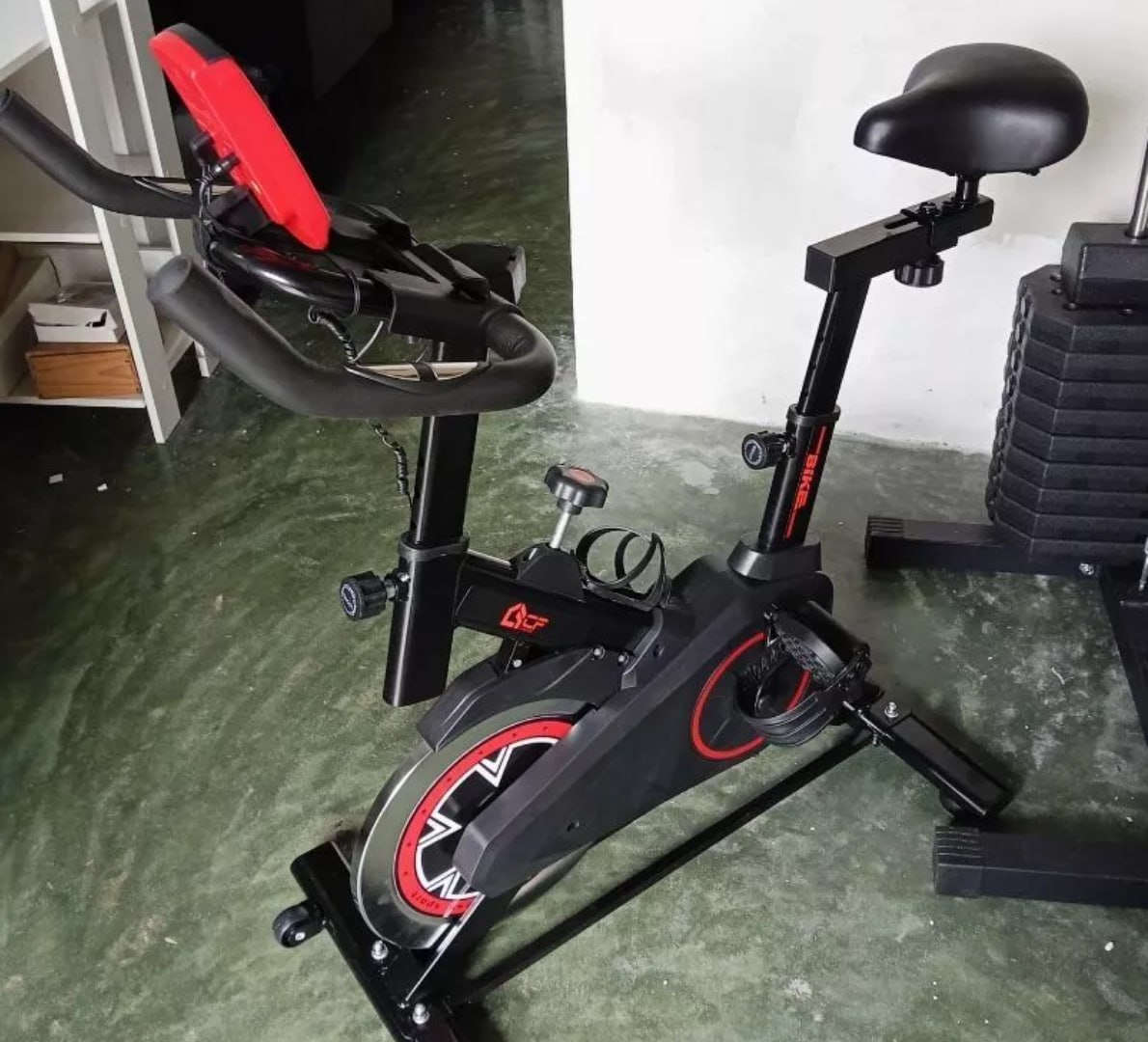 FAZENDO SPINNING EM CASA, ATÉ O SOFÁ FICA COM INVEJA! 🚲
