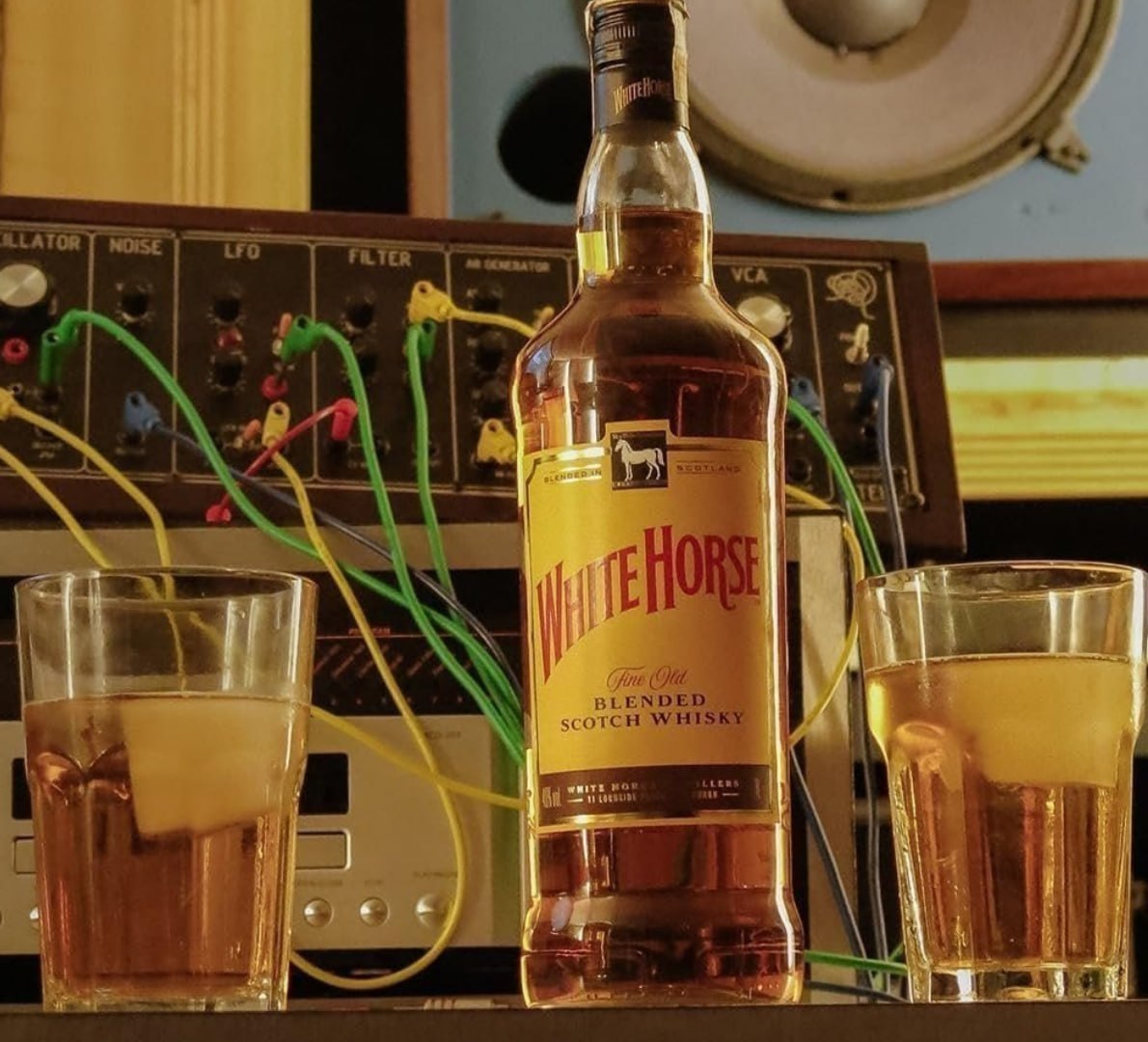 VELHO ESSA 🥃 WHITE HORSE WHISKY 1L QUE FALA NADA E DIZ TUDO