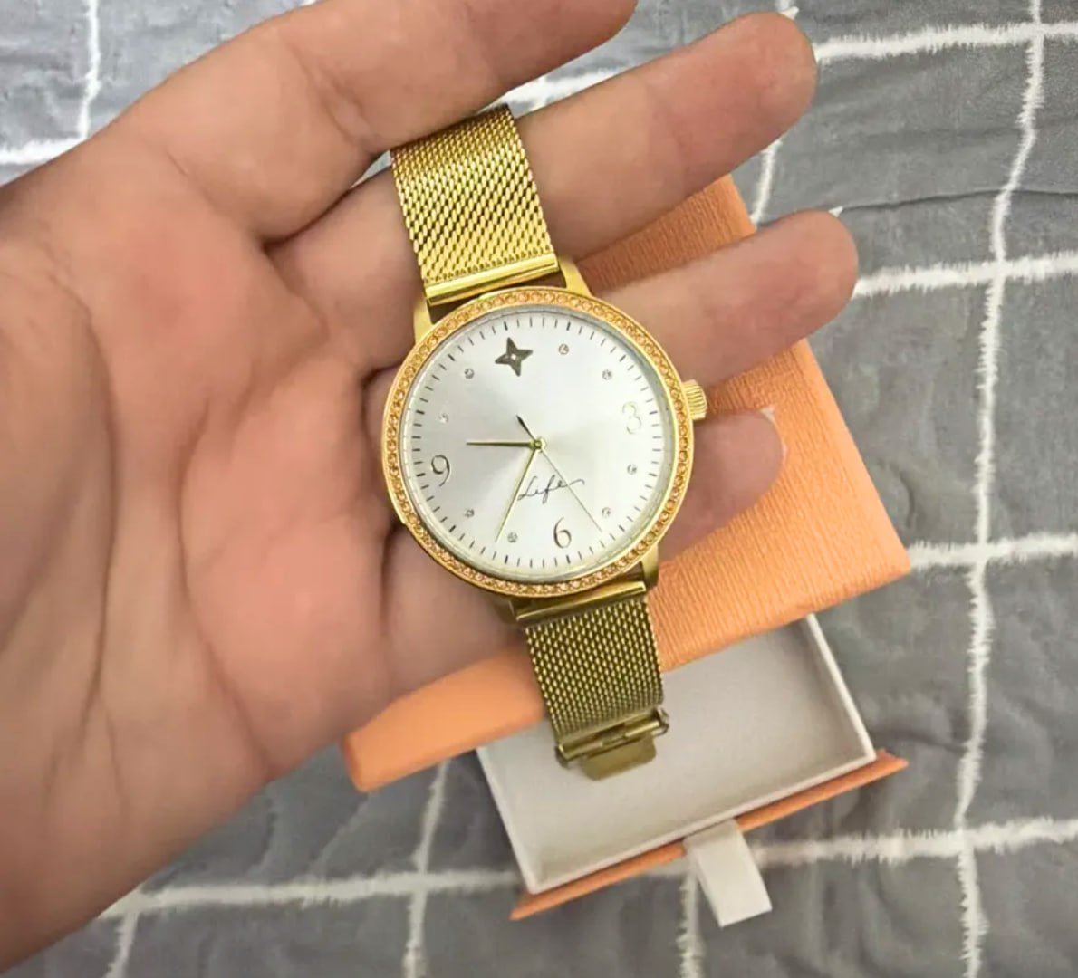 RELÓGIO DOURADO PRA NÃO ATRASAR NEM NA FORMATURA, NÉ? ⏳