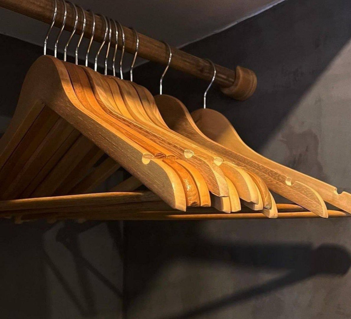 MANO, COM ESSES CABIDES A ROUPA VAI ATÉ SORRIR! 😄