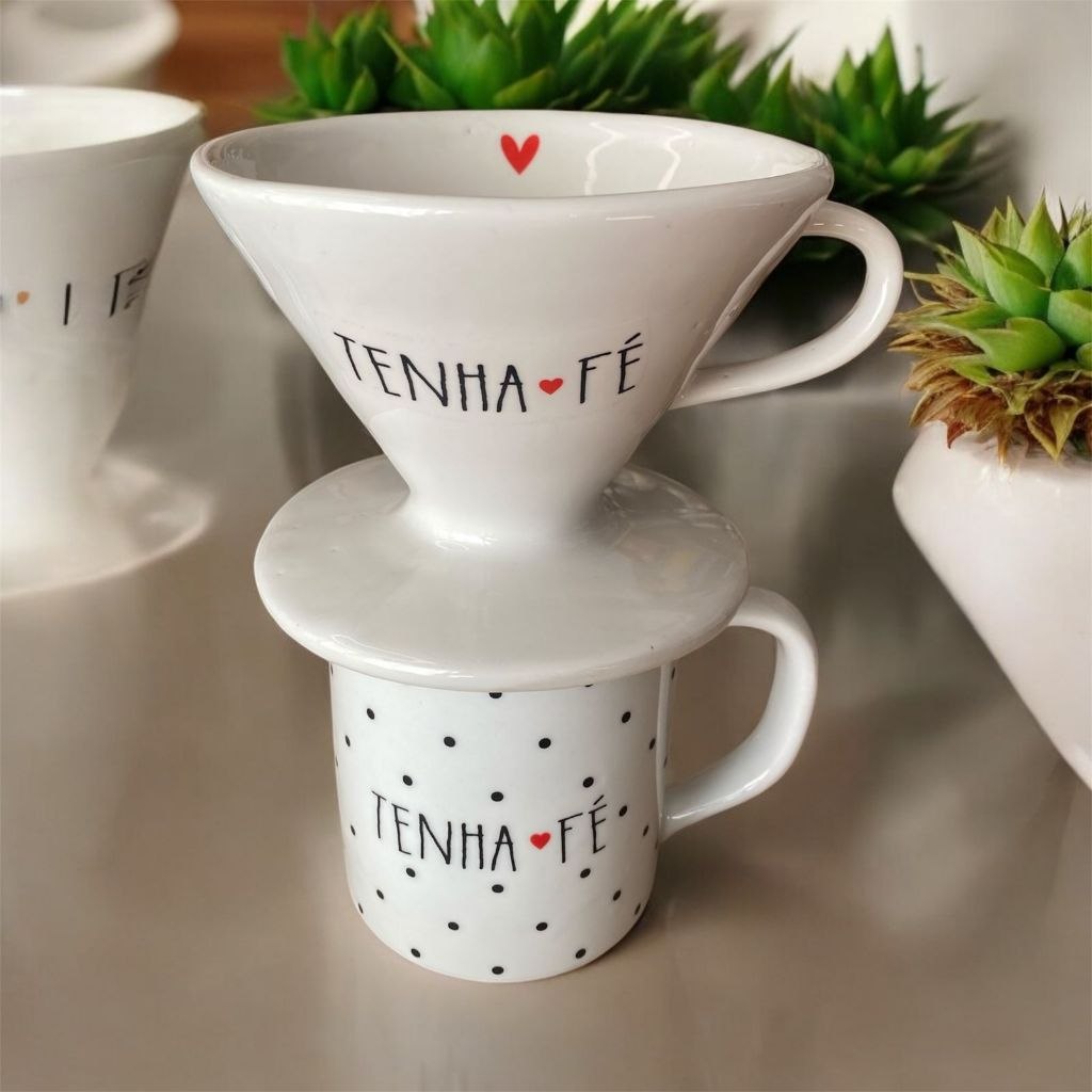 - Kit Caneca 300 Ml Decorada + Coador De Porcelana Filtro Café Individual Frases